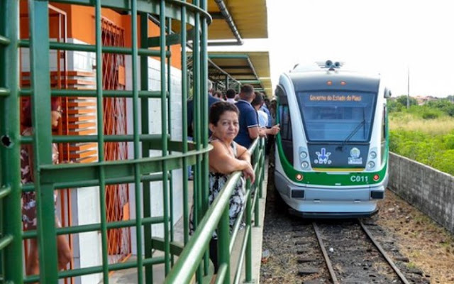 Governador faz viagem inaugural dos novos VLTs do metrô de Teresina